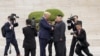 美国总统特朗普与朝鲜领导人金正恩2019年6月30日在板门店握手。