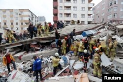 İstanbulda çökən binanın qalıqları