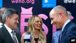 El alcalde de West Hollywood, John Duran (izquierda), Stormy Daniels (center) y el abogado Michael Avenatti asisten a una ceremonia donde Daniels recibió la llave de la ciudad, el miércoles 23 de mayo de 2018.