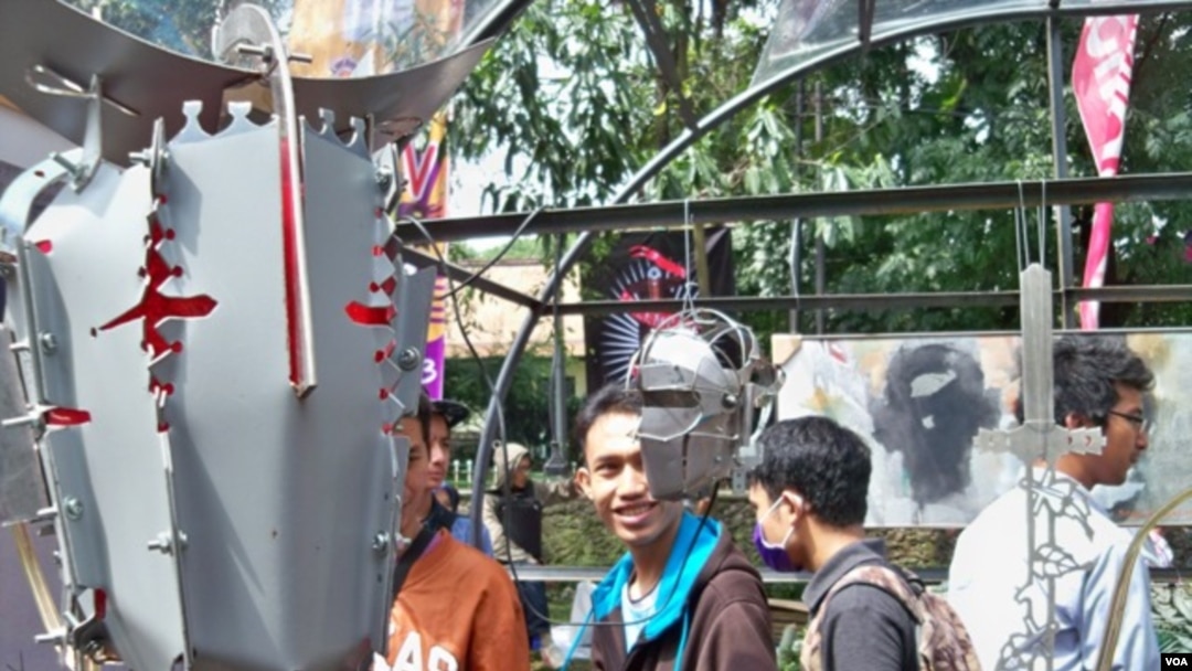 Pengunjung Pasar Seni ITB melihat karya seni instalasi yang dibuat oleh mahasiswa FSRD ITB. (VOA/R. Teja Wulan)