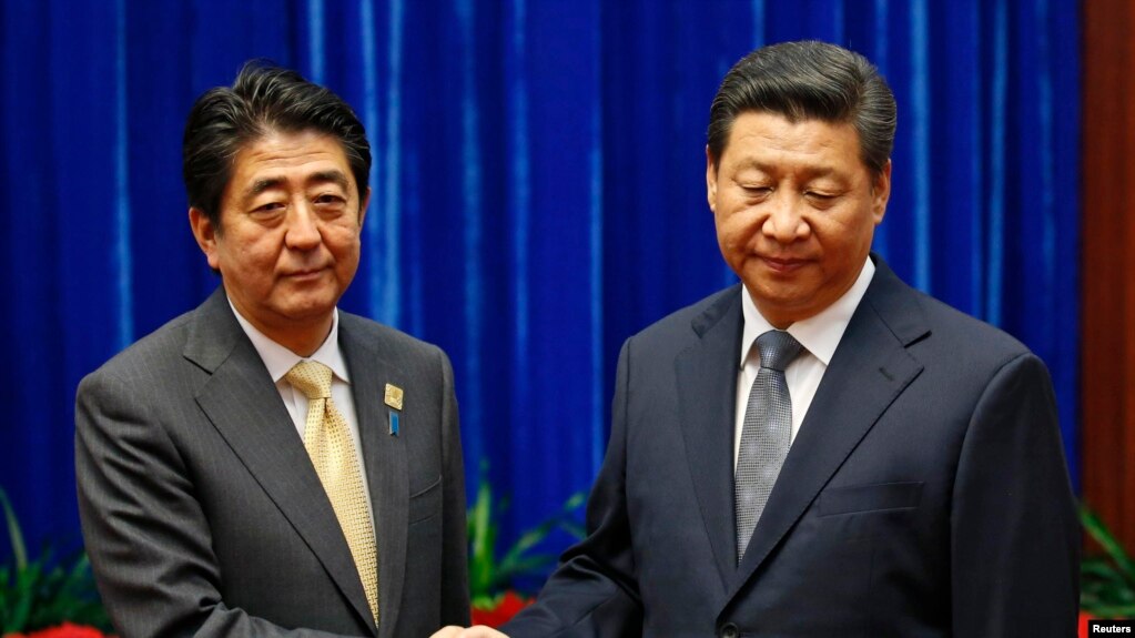 2014年11月10号中国国家主席习近平与日本首相安倍晋三在北京人民大会堂会晤时握手。