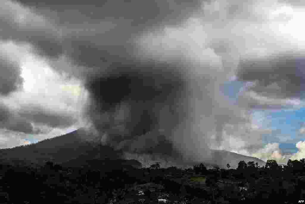 ភ្នំ​ភ្លើង Sinabung ផ្ទុះ​បញ្ចេញ​ផេះ​នៅ​ក្នុង​ក្រុង Karo ខេត្ត North Sumatra ប្រទេស​ឥណ្ឌូនេស៊ី។