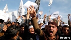 محصلان معترض پرچم های داعش و طالبان را بر افراشته بودند.