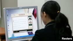 한국 안성의 북한이탈청소년 학교인 한겨레중고등학교에서 한 학생이 컴퓨터 수업을 받고 있다.