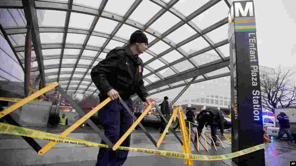 Des agents de la Police Metro Transit sécurisent l&#39;entrée de la station L&#39;Enfant Plaza à Washington, lundi 12 janvier 2015, à la suite d&#39;une évacuation.