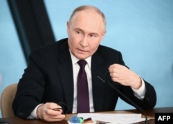 Rusya Cumhurbaşkanı Vladimir Putin 3 saati aşkın bir süre boyunca St. Petersburg'da uluslararası haber ajanslarının üst düzey editörlerinin sorularını yanıtladı, 5 Haziran 2024.