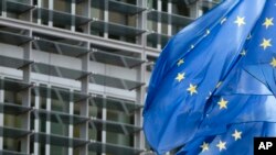 欧盟旗帜在布鲁塞尔总部大厦外飘扬。