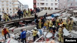 터키 이스탄불에서 8층 아파트가 붕괴되는 사고가 발생한 후 구조대원들이 현장에서 수색 작업을 하고 있다. 