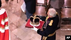 Nicholas Lyons, alcalde de la ciudad de Londres, lleva la corona de San Eduardo durante la coronación del rey Carlos III en la Abadía de Westminster en Londres, el sábado 6 de mayo de 2023. (Jeff Gilbert/ vía AP)