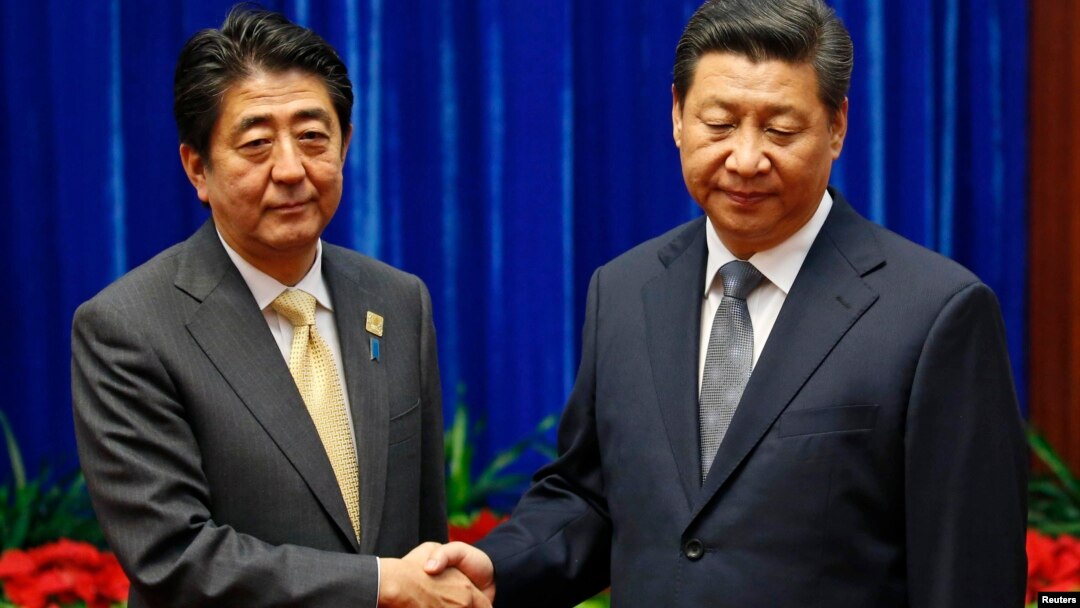 日本首相安倍（左）與中國國家主席習近平（右）11月10日在北京的亞太經合會(APEC)期間舉行了眾所矚目的首腦會談。