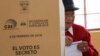 Un hombre emite su voto durante un referéndum constitucional convocado por el presidente Lenin Moreno en Quito, Ecuador, el domingo 4 de febrero de 2018. 