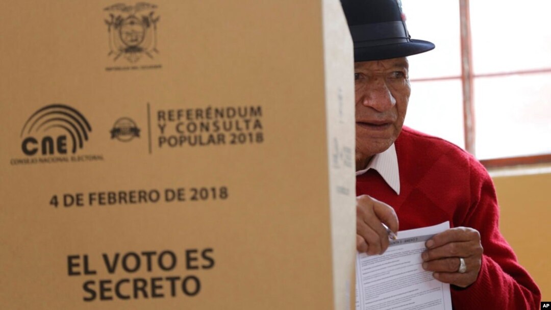 Un hombre emite su voto durante un referéndum constitucional convocado por el presidente Lenin Moreno en Quito, Ecuador, el domingo 4 de febrero de 2018. 