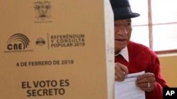 Un hombre emite su voto durante un referéndum constitucional convocado por el presidente Lenin Moreno en Quito, Ecuador, el domingo 4 de febrero de 2018. 