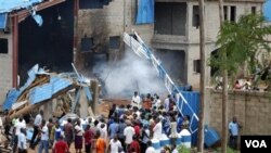 Warga Nigeria di negara bagian Kaduna mengunjungi lokasi salah satu gereja yang terkena serangan bom (17/3).