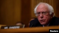 El senador independiente, Bernie Sanders, expresó en un tuit que "mentir al Congreso es un delito federal".