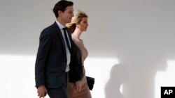 Jared Kushner camina en la Casa Blanca junto a su esposa Ivanka Trump. Una comisión del Senado planea interrogarlo sobre las relaciones entre el equipo de transición de Trump y funcionarios rusos.