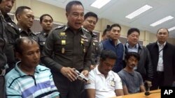 Kepala Polisi Thailand Jenderal Somyot Poompanmoung memberi keterangan kepada media tentang penangkapan 3 orang pelaku penyelundupan manusia di Hat Yat, provinsi Songkhla, Thailand (4/5). 