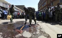 Des policiers kenyans à l'oeuvre après l'attaque d'une fourgonnette de la police à Nairobi