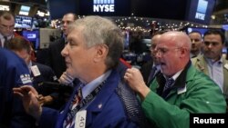 Traders work on the floor of the New York Stock Exchange shortly before the closing bell in New York, Jan. 6, 2017. 