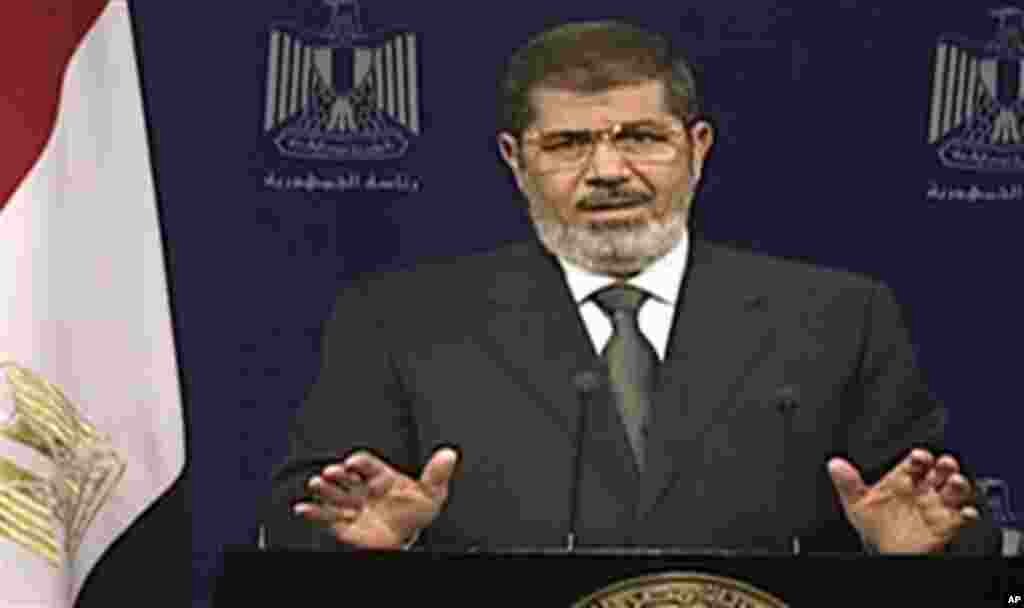 Presiden Mohammed Morsi dalam pidato yang disiarkan televisi milik pemerintah. Ia mengatakan tidak akan mundur meski ada ultimatum dari militer. (AP/Egyptian State Television)