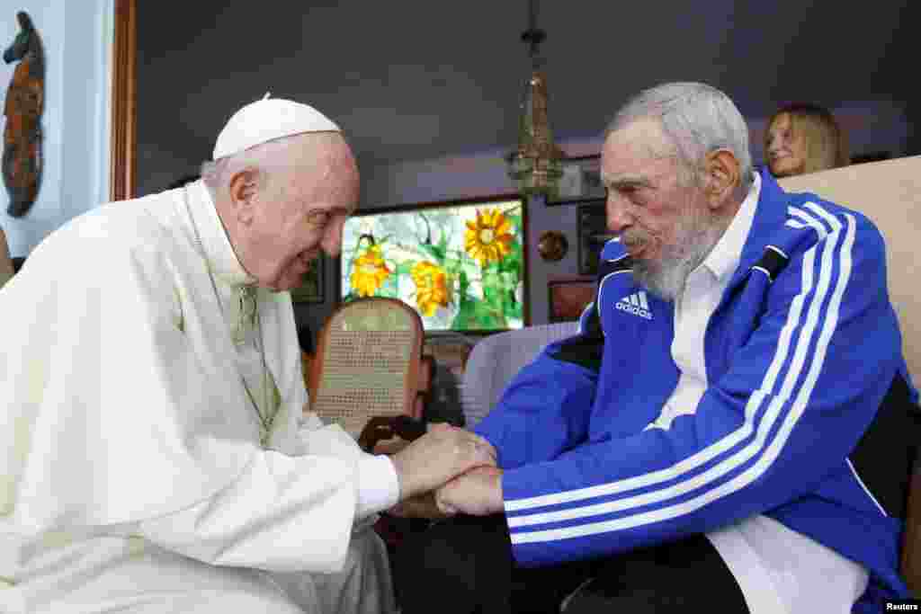 Le pape François avec l'ancien président Fidel Castro à La Havane, Cuba, le 20 septembre 2015.