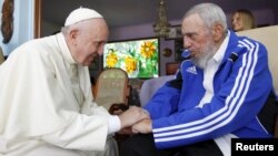 Le pape François avec l'ancien président Fidel Castro à La Havane, Cuba, le 20 septembre 2015.