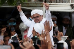 Rizieq Shihab disambut oleh para pendukungnya saat tiba dari Saudi Arabia di Jakarta, hari Selasa 10 November 2020.