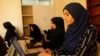 افغان طالبات ہرات کے ایک تعلیمی ادارے میں تعلیم حاصل کرتے ہوئے۔ 4 ستمبر، 2019ء فائل فوٹو۔