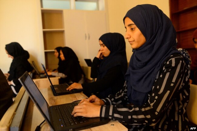Murid-murid perempuan Afghanistan terlihat sedang menghadiri kelas di di Herat. (Foto: AFP)