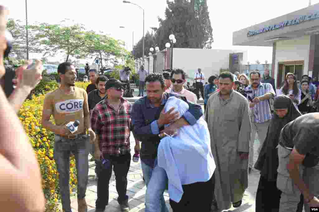 Keluarga penumpang pesawat EgyptAir A320 yang hilang, meninggalkan kantor maskapai tersebut di Nassr, Kairo (19/5). (VOA/Hamada Elrasam)