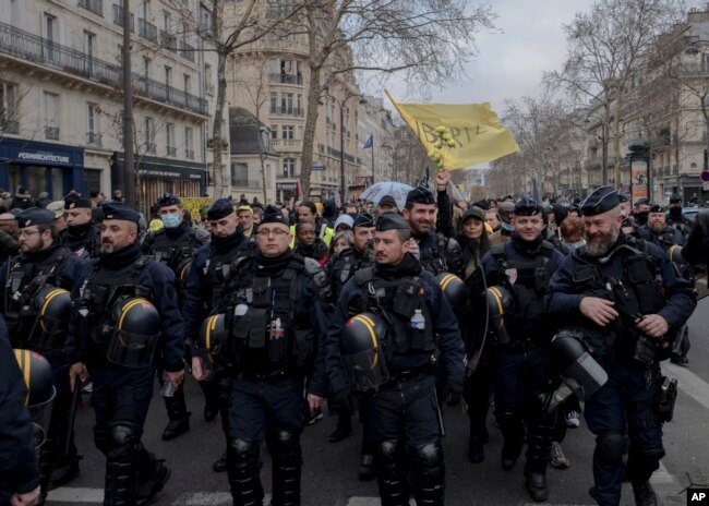 Manifestantes, en oposición al pase de vacunas y vacunas para protegerse contra el COVID-19, gritan consignas durante un mitin en París, Francia, el sábado 22 de enero de 2022. (Foto AP/Rafael Yaghobzadeh)
