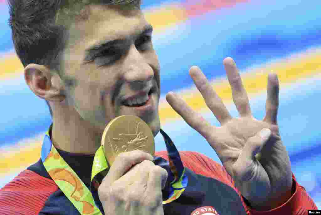 O nadador americano Michael Phelps posa para a foto marcando as 4 medalhas de ouro conquistadas até ao momento nos Jogos do Rio. 11 Agosto 2016