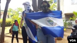 Un grupo de estudiantes de la Universidad Centroamericana realizaron una manifestación en su recinto para exigir justicia por los asesinatos en el país. 