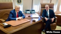 دیدار دونالد ترامپ و کی‌یر استارمر، نخست‌وزیر بریتانیا در هواپیمای مخصوص رئیس جمهوری‌ آمریکا - آرشیو