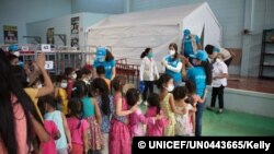 Niños reciben kits de higiene de Unicef en el gimnasio municipal Kiki Romero en Ciudad Juárez, Chihuahua, México, el 12 de abril de 2021. [Foto Cortesía de Unicef].