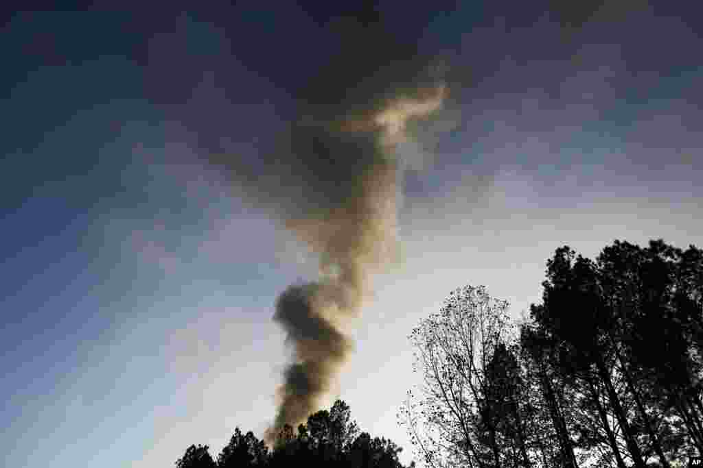 La fumée qui se dégage dans le ciel après l'explosion d'un oléoduc, le 31 octobre 2016, à Helena, Alabama.
