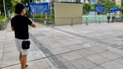 由2003年開始每年都參與7-1遊行的香港市民殷先生表示，今年遊行再次被禁，他獨自一人到被圍封的遊行起點維園外，打算自己走完原定的遊行路線，顯示香港人心不死（美國之音湯惠芸)