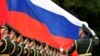 资料照：中国解放军仪仗队手举俄罗斯国旗接受俄罗斯总统普京的检阅。（2018年6月8日）