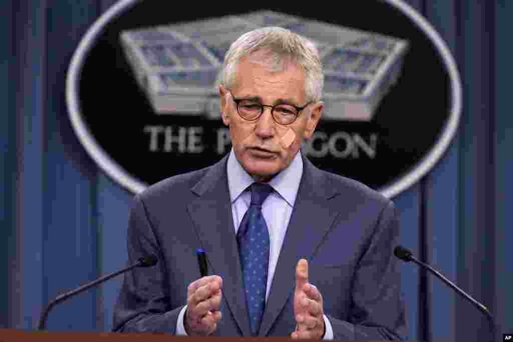 Menteri Pertahanan Chuck Hagel berbicara dalam sebuah konferensi pers di Pentagon, Washington, 14 November 2014.