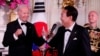 El presidente de Estados Unidos, Joe Biden, reacciona mientras el presidente de Corea del Sur, Yoon Suk Yeol, canta en una cena de Estado, durante la visita de Yoon Suk Yeol, en la Casa Blanca en Washington, EEUU, el 26 de abril de 2023. REUTERS/Evelyn Hockstein