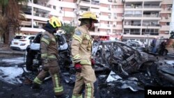 Los trabajadores de emergencia inspeccionan los daños causados por los cohetes disparados desde Gaza que impactaron en una zona residencial en Ashdod, Israel, el 31 de octubre de 2023.