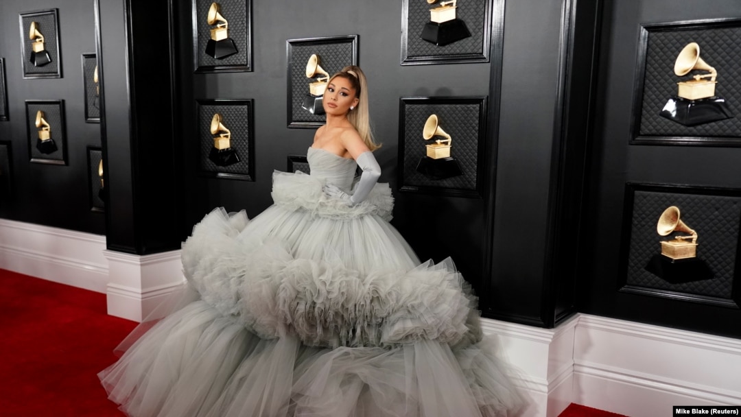 Ariana Grande tiba di 62nd Grammy Awards, Los Angeles, California, AS, 26 Januari 2020. (Foto: REUTERS/Mike Blake)