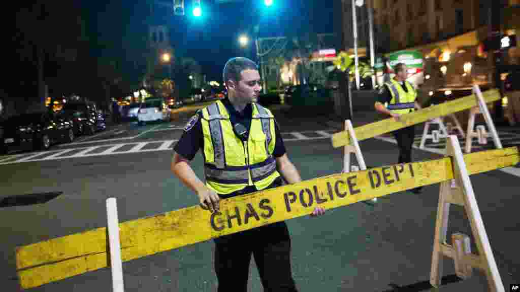 La police ferme une section de la rue Calhoun, près de l&#39;église AME Emanuel où un homme armé a ouvert le feu et tué neuf personnes mercredi 17 juin 2015 à Charleston, Caroline du Sud&nbsp;