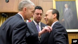 Jason Chaffetz, centro, del Comité Judicial de la Cámara de Representantes ajusta el pin de su colega Luis Gutiérrez, mientras observa Trey Gowdy. Un acuerdo "tentativo" sobre la reforma migratoria ha sido alcanzado en esa Cámara.