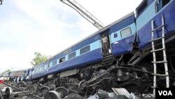 Kereta api India yang mengalami kecelakaan akibat keluar dari relnya di kota Malwa, negara bagian Uttar Pradesh (10/7).