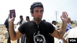 Aktivis perdamaian pro-Palestina asal Italia, Vittorio Arrigoni saat serangan Israel di Gaza tahun 2008.