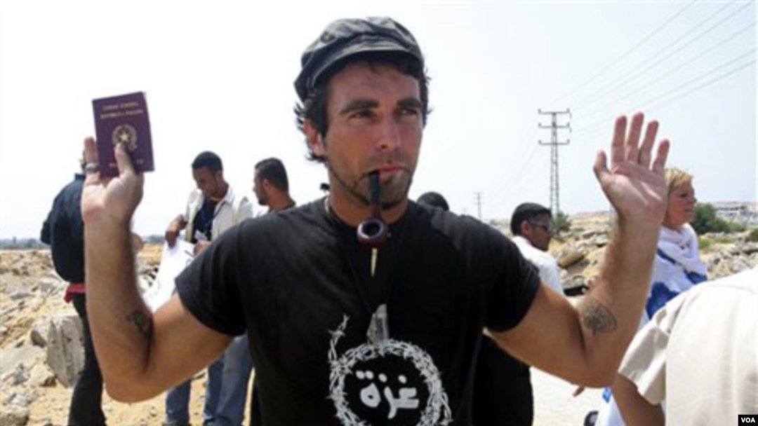 Aktivis Italia Vittorio Arrigoni dalam sebuah protes menentang penyerbuan Israel di Gaza (foto: tahun 2008).