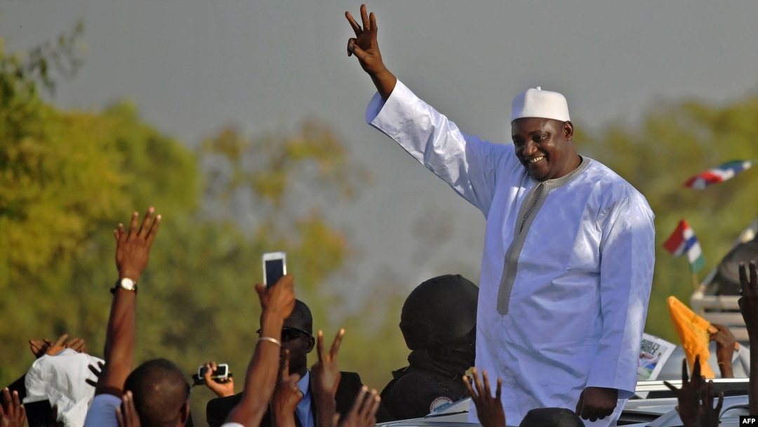Perezida mushasha wa Gambiya Adama Barrow, igihe yar'asubiye mugihugu avuye muri Senegal aho yari yahungiye.