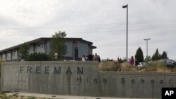 Muchos padres llegaron preocupados a la escuela ubicada cerca de la frontera con Idaho, a unos 40 kilómetros (25 millas) al sureste de Spokane.
