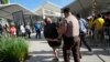 Un hombre es detenido por la policía afuera del estadio antes de la final de la Copa América entre Argentina y Colombia el domingo 14 de julio de 2024 en Miami Gardens, Florida, EEUU.